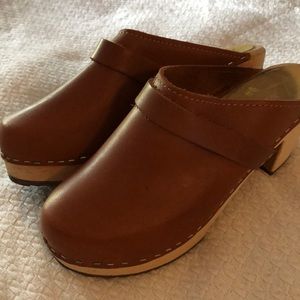 Classic leather clogs.